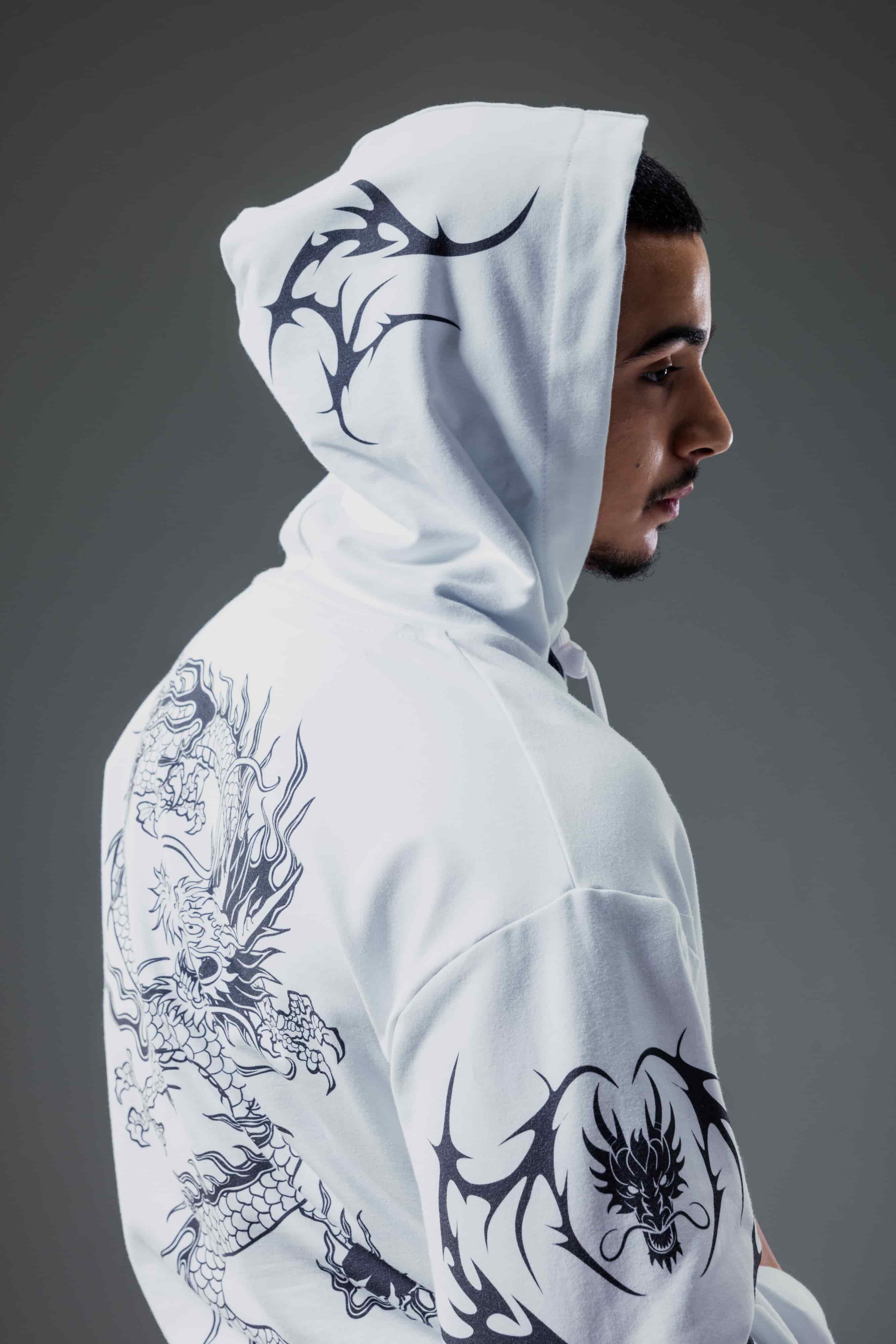 Ein Hoodie, bedruckt mit der All-Over-Cotton-Drucktechnik.